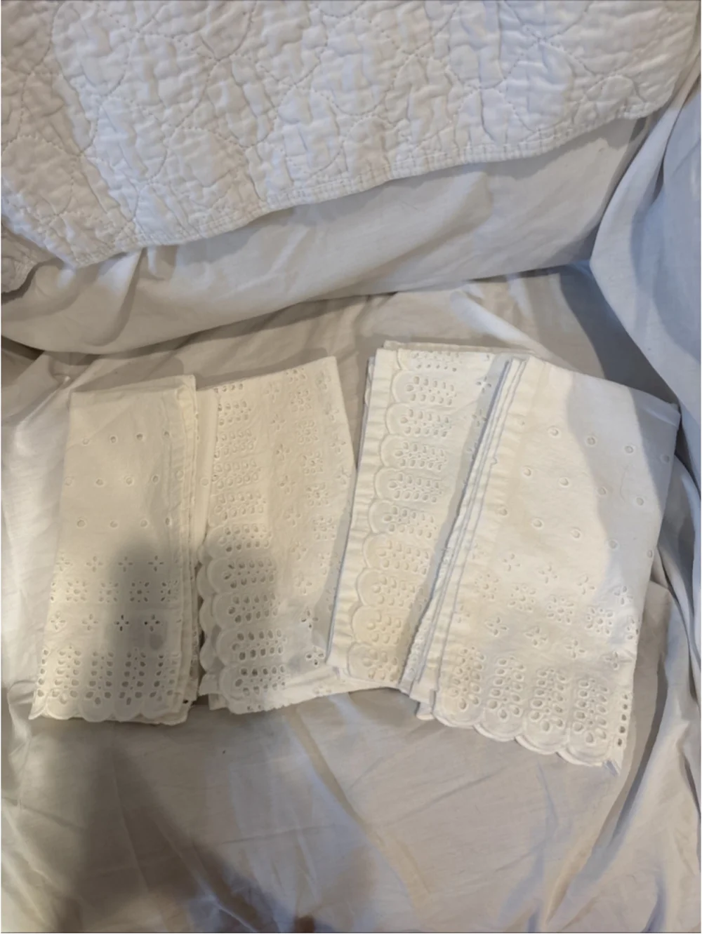 Pioneer Woman White 100% Cloth Napkins (4). 1050